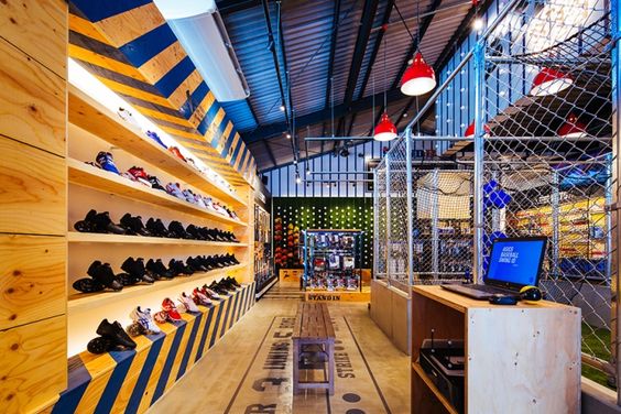 時(shí)裝店櫥窗展示空間設(shè)計(jì)